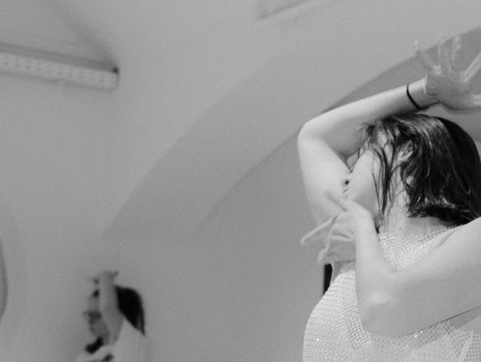 Tänzerin mit erhobenen Armen im hellen Saal des HOME Dance Studio in Dresden Pieschen